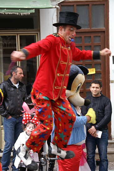 02 small clown on one-wheel PICT2613.jpg - 181844 Bytes